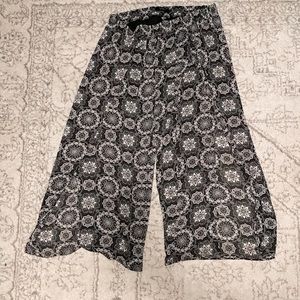 TORRID BLACK/ WHITE MEDALLIAN SLIT PALAZZO PANTS (SIZE 3X)